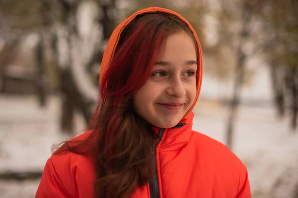 Ein Mädchen Einer Leuchtend Orangen Warmen Jacke Mädchen Orangefarbener Jacke — Stockfoto