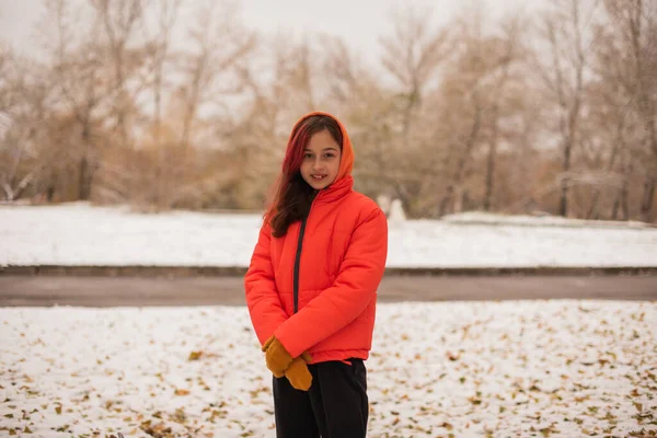 Ein Mädchen Einer Leuchtend Orangen Warmen Jacke Mädchen Orangefarbener Jacke — Stockfoto