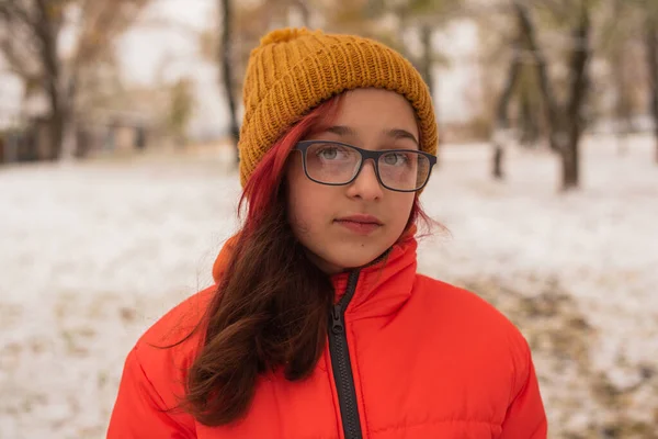 Ein Mädchen Einer Leuchtend Orangen Warmen Jacke Mädchen Orangefarbener Jacke — Stockfoto