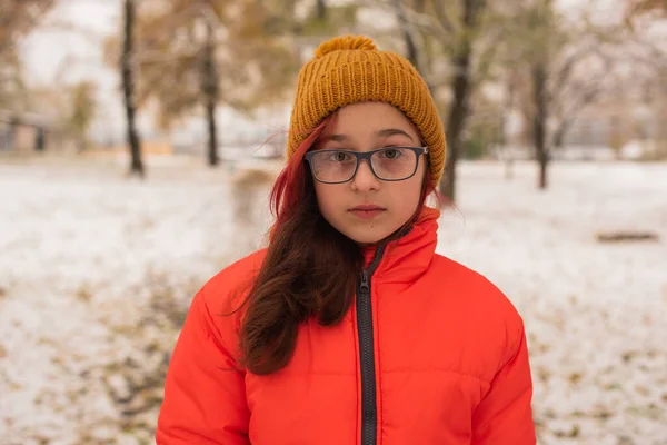 Dívka Jasně Oranžové Teplé Bundě Dívka Oranžové Bundě Sněžném Počasí — Stock fotografie