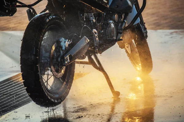 Série Mytí Motorek Mytí Motocyklu Myčce Aut Při Západu Slunce — Stock fotografie