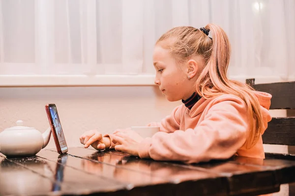 Teenager Dívka Podívá Telefon Pořídí Video Nebo Fotí Teenager Smartphone — Stock fotografie