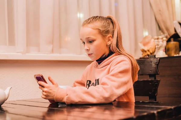 Teenager Dívka Podívá Telefon Pořídí Video Nebo Fotí Teenager Smartphone — Stock fotografie