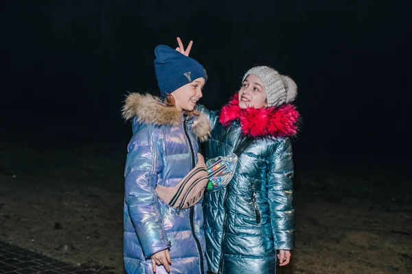 Дві Дівчини Зимовому Одязі Вулиці Дві Дівчинки Підлітки Або Років — стокове фото