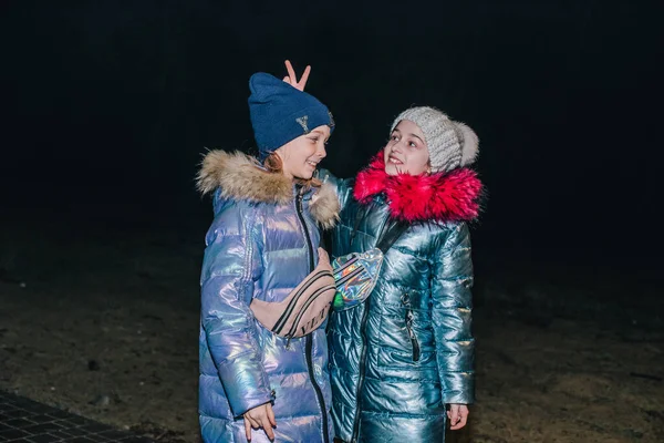 Due Ragazze Abiti Invernali Strada Due Ragazzine Anni Fidanzate Sono — Foto Stock