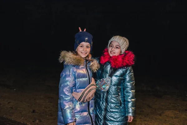 Due Ragazze Abiti Invernali Strada Due Ragazzine Anni Fidanzate Sono — Foto Stock