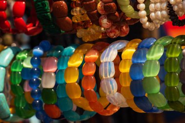 Boncukların geçmişi. Mücevherler. Yazın sahilde sunulan dekorasyonlar.