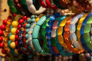 Boncukların geçmişi. Mücevherler. Yazın sahilde sunulan dekorasyonlar.