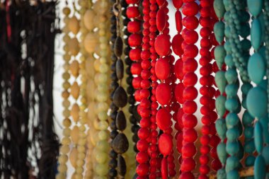 Boncukların geçmişi. Mücevherler. Yazın sahilde sunulan dekorasyonlar.