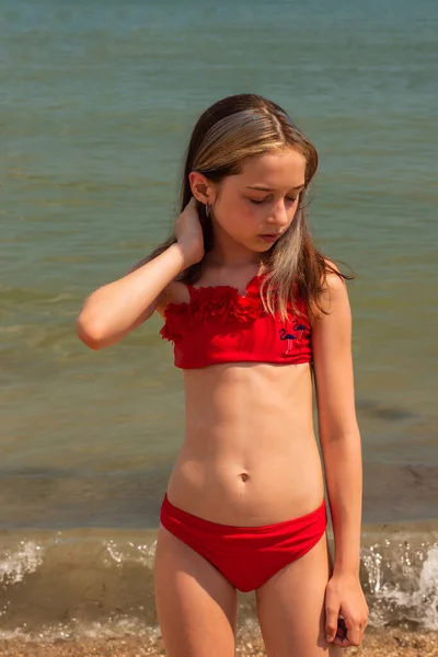 Dziewczynka Stroju Kąpielowym Pobliżu Morza Koncepcja Odpoczynku Wakacji Nastolatka Pobliżu — Zdjęcie stockowe