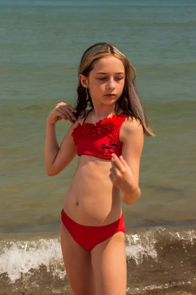 Menina Criança Maiô Perto Mar Conceito Descanso Férias Adolescente Menina — Fotografia de Stock