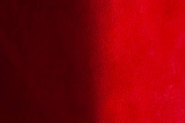 Süet kumaşın kırmızı mat arka planı, yakın plan. Pürüzsüz deri kadife desenli. Keçeli kumaş