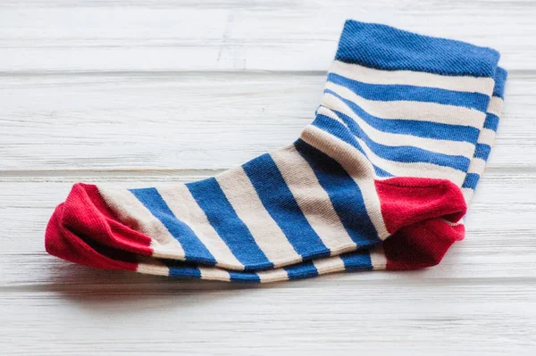 Πλεκτές Ριγέ Κάλτσες Φόντο Ξύλου Οικιακά Υφάσματα Κάλτσες Πλεκτές — Φωτογραφία Αρχείου