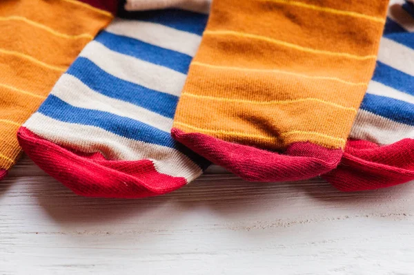 Calcetines Rayas Punto Sobre Fondo Madera Textiles Para Hogar Confort — Foto de Stock