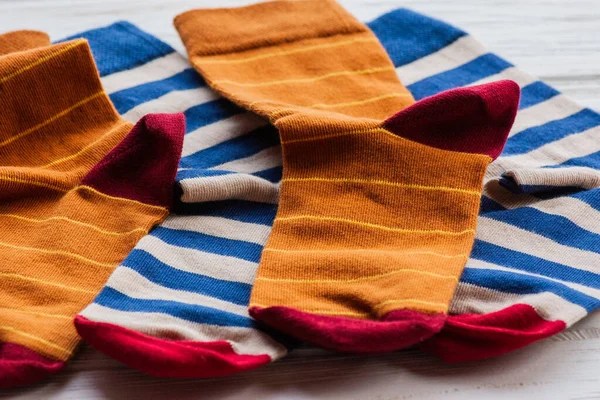 Πλεκτές Ριγέ Κάλτσες Φόντο Ξύλου Οικιακά Υφάσματα Κάλτσες Πλεκτές — Φωτογραφία Αρχείου