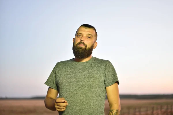 Jovem Feliz Shirt Verde Homem Com Barba Numa Shirt Verde — Fotografia de Stock