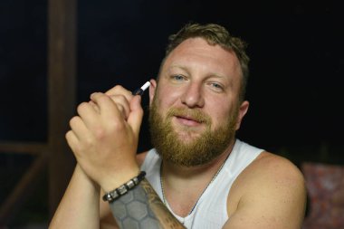 Tüylü sakallı, havalı kızıl saçlı hippi adamın yakın portresi. Kızıl adam.