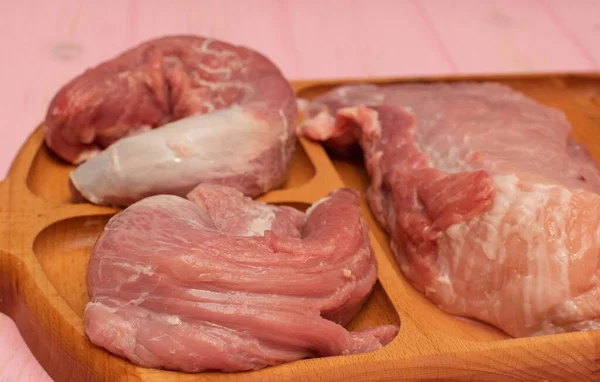 Auf Einem Holzbrett Liegen Rosa Rohe Schweinesteaks Appetitlich Fleisch Schweinefleisch — Stockfoto
