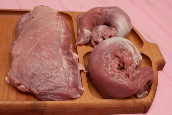 Bifes Porco Crus Cor Rosa Jazem Uma Tábua Madeira Carne — Fotografia de Stock