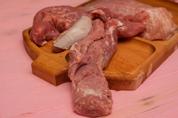 Ahşap Bir Tahtanın Üzerinde Pembe Çiğ Domuz Bifteği Var Ştah — Stok fotoğraf