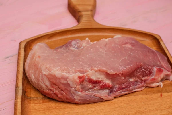 Bifes Porco Crus Cor Rosa Jazem Uma Tábua Madeira Carne — Fotografia de Stock