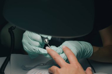 Manikürcüde bir kadın güzellik uzmanından manikür alıyor. Güzellik tedavisi konsepti. Manikür süreci