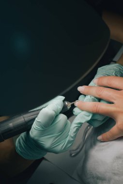 Manikürcüde bir kadın güzellik uzmanından manikür alıyor. Güzellik tedavisi konsepti. Manikür süreci