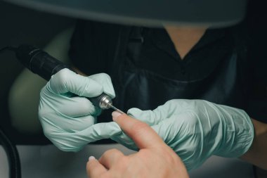 Manikürcüde bir kadın güzellik uzmanından manikür alıyor. Güzellik tedavisi konsepti. Manikür süreci