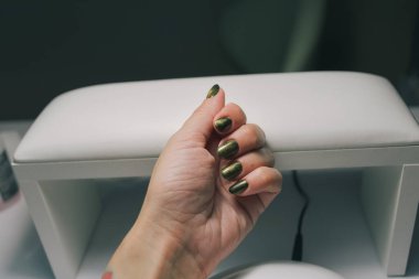 Manikürcüde bir kadın güzellik uzmanından manikür alıyor. Güzellik tedavisi konsepti. Manikür süreci