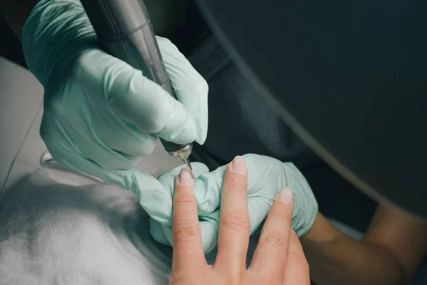 Een Vrouw Een Nagelsalon Die Manicure Krijgt Van Een Schoonheidsspecialiste — Stockfoto