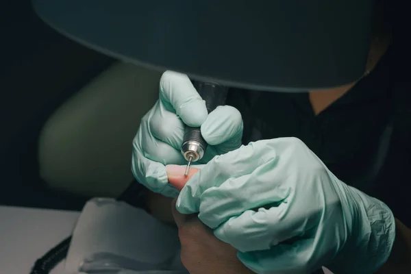 Een Vrouw Een Nagelsalon Die Manicure Krijgt Van Een Schoonheidsspecialiste — Stockfoto