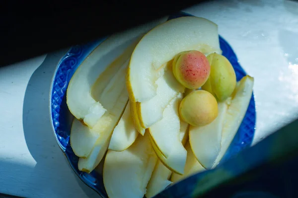 Melón Rodajas Tirado Plato Trozos Melón Plato Azul Tres Albaricoques —  Fotos de Stock