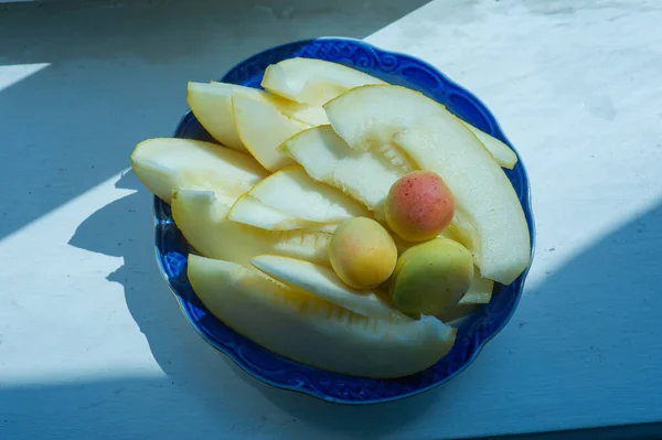 Melón Rodajas Tirado Plato Trozos Melón Plato Azul Tres Albaricoques — Foto de Stock