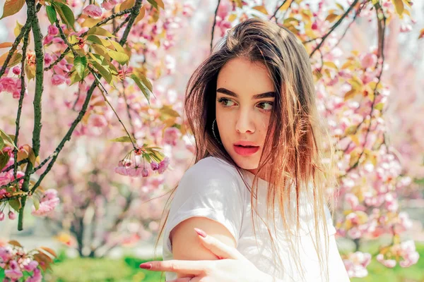 Joven Hermosa Chica Con Pelo Largo Disfruta Belleza Naturaleza Primavera — Foto de Stock