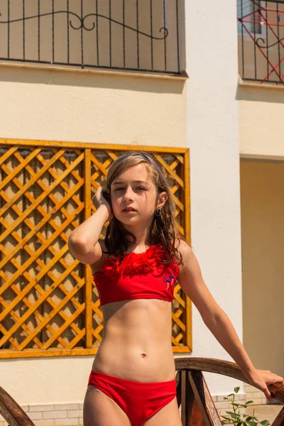 Yaz mevsiminde güzel kızlar. Tatilde mayo giymiş bir kız. 10 yaşında genç bir kız.