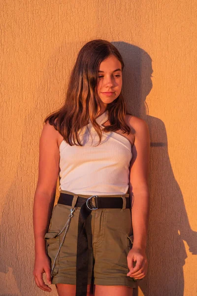 Sarı Duvar Arkaplanındaki Hippi Kızın Portresi Urban Fashion Concept Genç — Stok fotoğraf