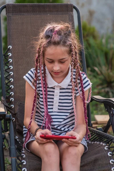 Dospívající Dívka Chytrým Telefonem Venku Sedí Křesle Přírodě Dospívající Dívka — Stock fotografie