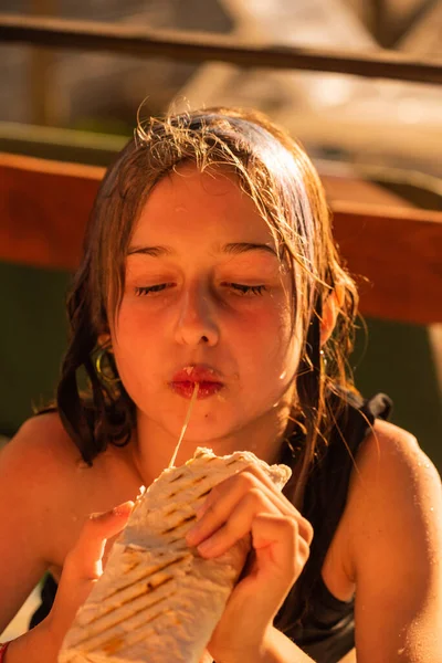 Chica Come Shawarma Calle Comida Rápida Primer Plano Retrato Hambrienta —  Fotos de Stock