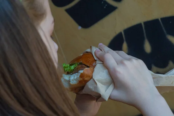 Έφηβος Τρώει Μπέργκερ Μια Έφηβη Τρώει Μπέργκερ Γρήγορο Φαγητό — Φωτογραφία Αρχείου