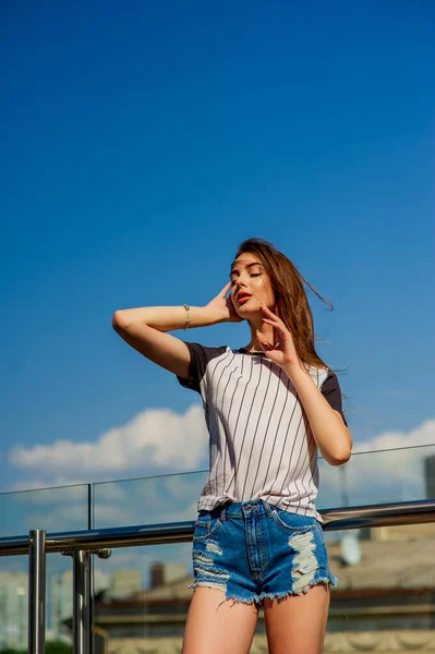 Ragazza Pantaloncini Jeans Sul Balcone Ritratto Estivo Giovane Ragazza Hipster — Foto Stock