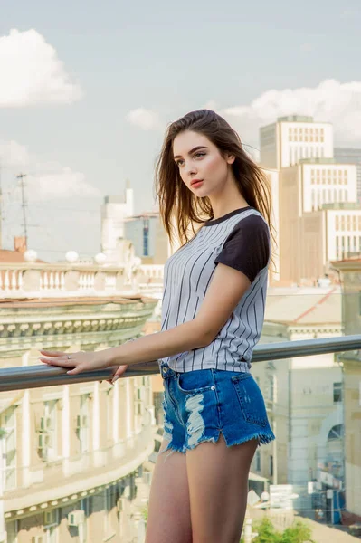 Chica Pantalones Cortos Mezclilla Balcón Retrato Verano Una Joven Hipster —  Fotos de Stock