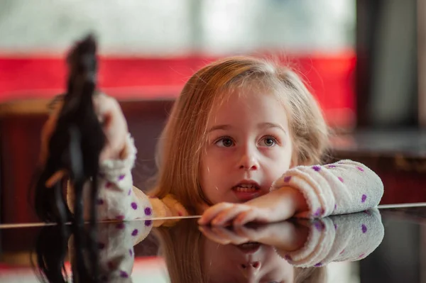 Kind Meisje Dat Binnen Speelgoedpaard Speelt Kinderspeelgoed Voor Kinderen Leuk — Stockfoto