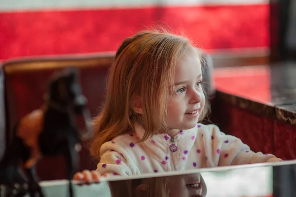 Kind Meisje Dat Binnen Speelgoedpaard Speelt Kinderspeelgoed Voor Kinderen Leuk — Stockfoto