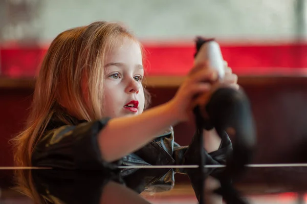 Kind Meisje Dat Binnen Speelgoedpaard Speelt Kinderspeelgoed Voor Kinderen Leuk — Stockfoto