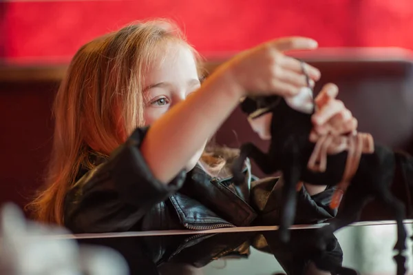 Kind Meisje Dat Binnen Speelgoedpaard Speelt Kinderspeelgoed Voor Kinderen Leuk — Stockfoto