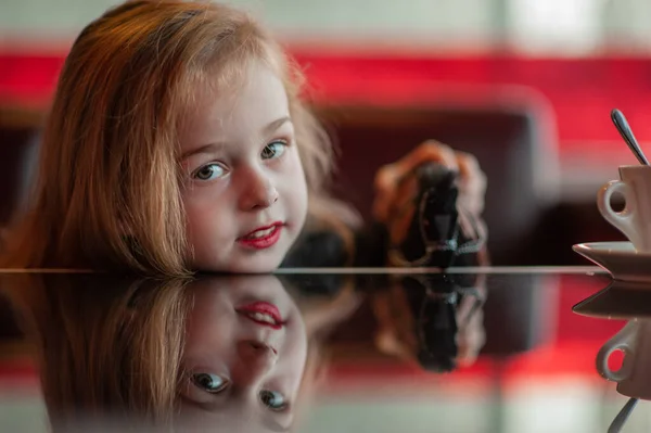 Kind Meisje Dat Binnen Speelgoedpaard Speelt Kinderspeelgoed Voor Kinderen Leuk — Stockfoto