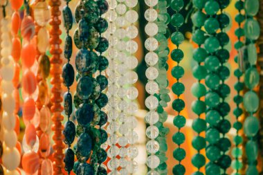 Boncukların geçmişi. Mücevherler. Yazın sahilde sunulan dekorasyonlar.