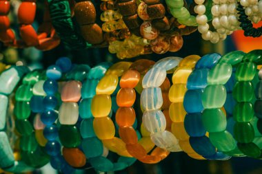 Boncukların geçmişi. Mücevherler. Yazın sahilde sunulan dekorasyonlar.