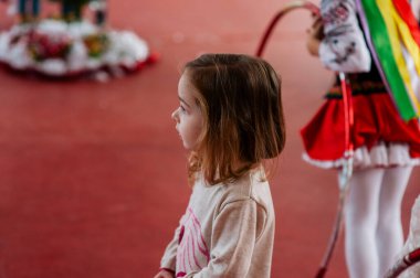 Mutlu Noeller ve mutlu yıllar. Küçük kız. Yeni yılda küçük bir kız. Çocuk Noel Partisi