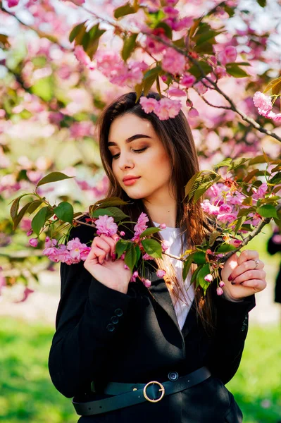 Chica Con Pelo Largo Disfruta Belleza Naturaleza Primavera Cerca Del — Foto de Stock